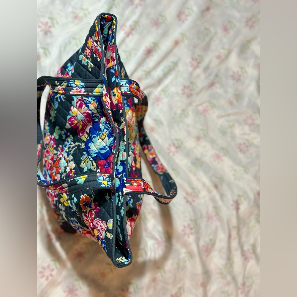 Tote In Pretty Poises - Picture 7 of 9